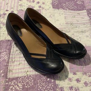 Clark’s Artisan Collection navy blue pumps